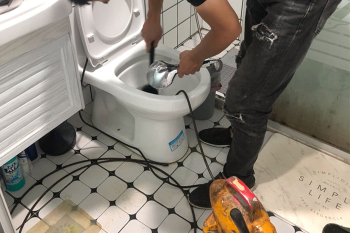 白鹭湖管理区疏通下水道