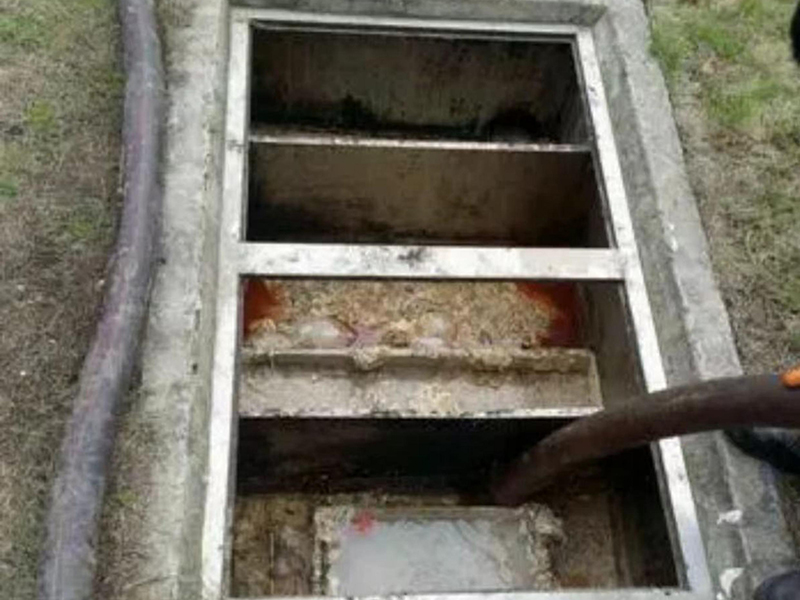 白鹭湖管理区隔油池清理