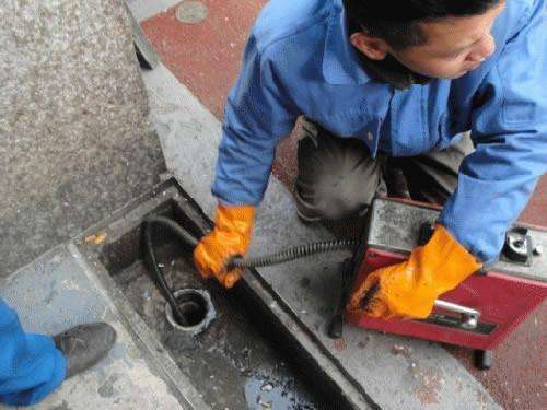 白鹭湖管理区疏通下水道