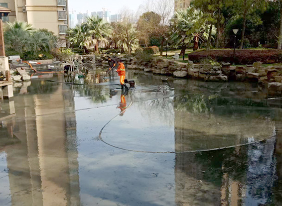 白鹭湖管理区景观池淤泥清理