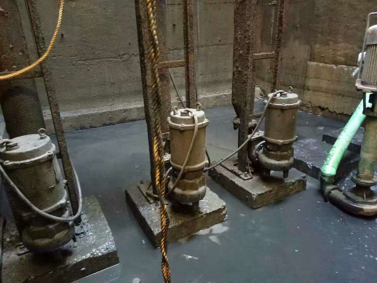 白鹭湖管理区污水池清理