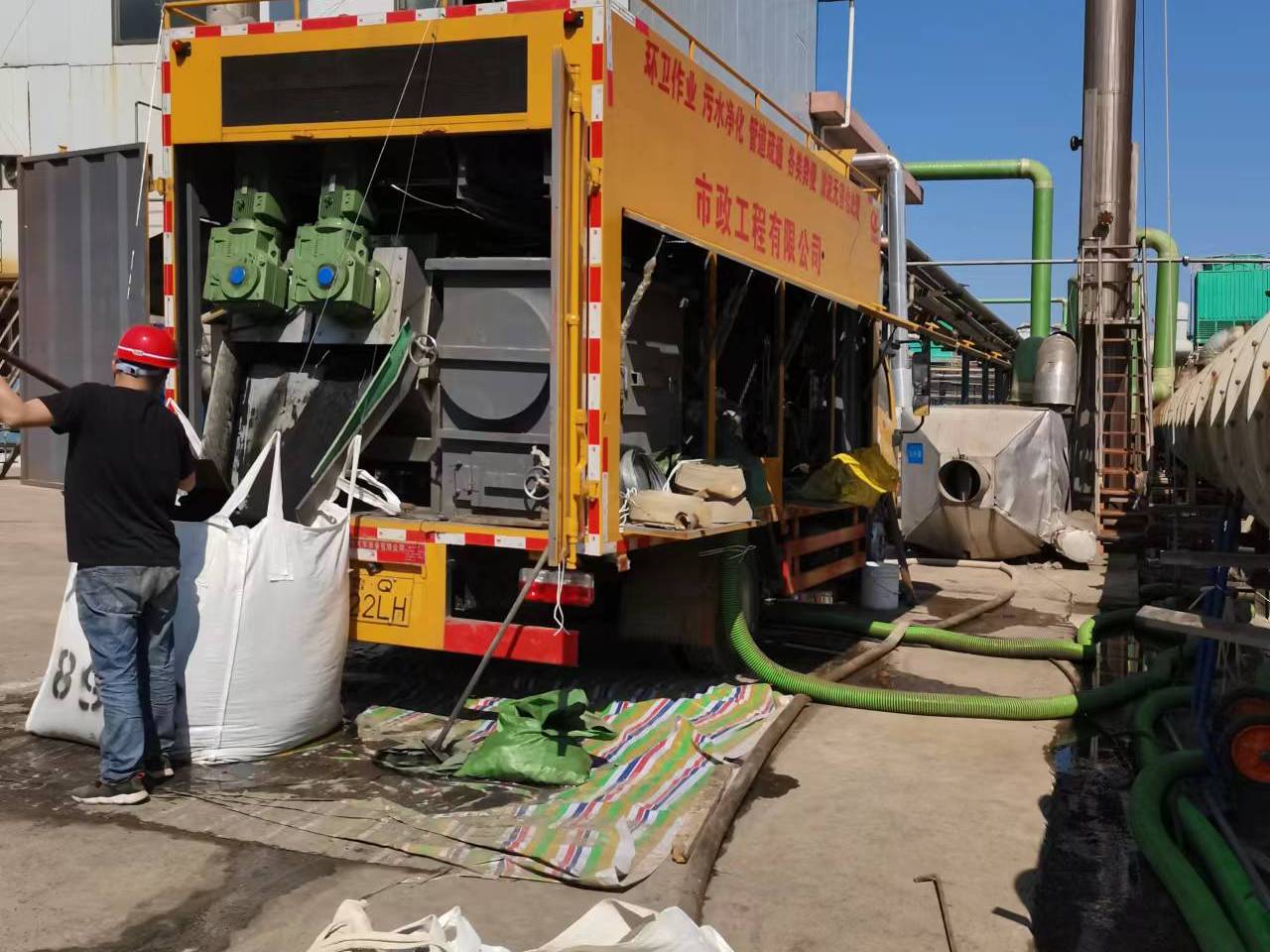 白鹭湖管理区淤泥压干处理