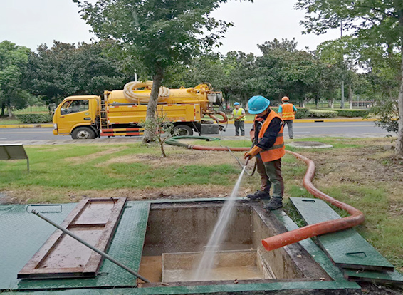白鹭湖管理区化油池清理