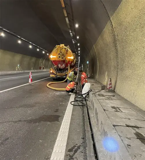 白鹭湖管理区隧道排水渠清淤